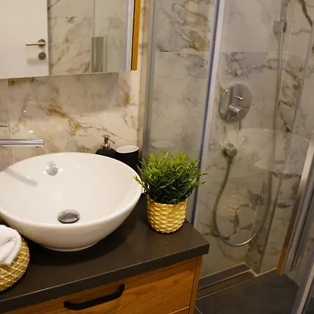 Homie Suites - With Complimentary Private Access & Open-buffet Breakfast *